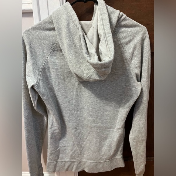 North Face Bundle: Long Sleeve Zip Hoodie & Heritage Patch Crewneck Sweatshirt - Picture 9 of 10